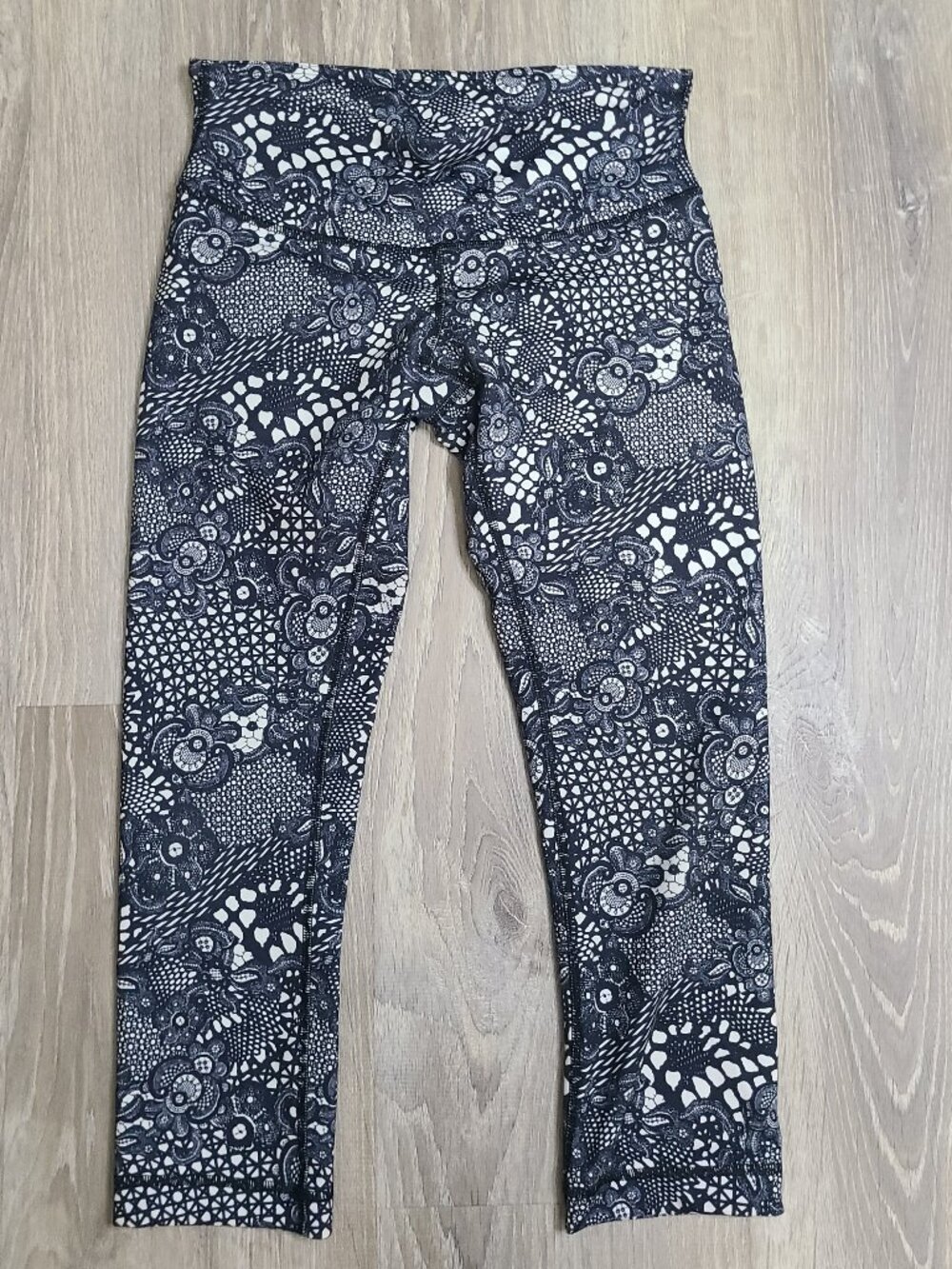 Lululemon Wunder Under Crop III Pretty Lace Black White Leggings - Size 6